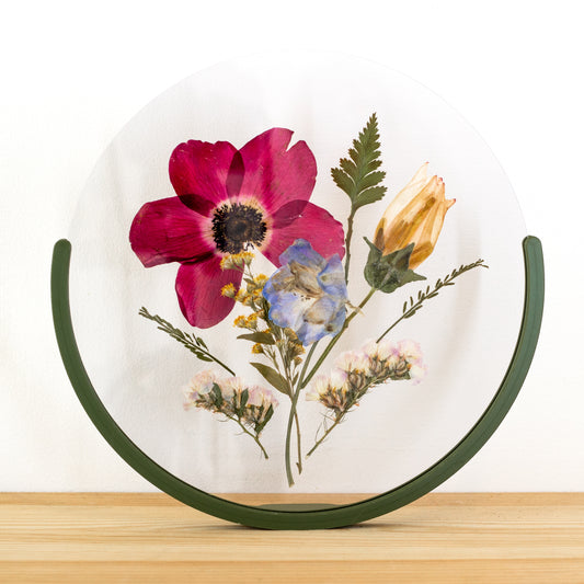 מסגרת פרחים מיובשים עגולה עומדת - עיצוב אישי