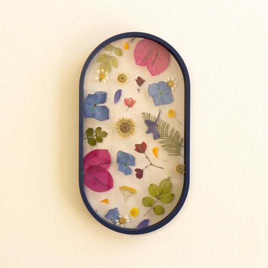 מסגרת פרחים מיובשים אובלית קטנה - סידור פריסטייל - כחול כהה