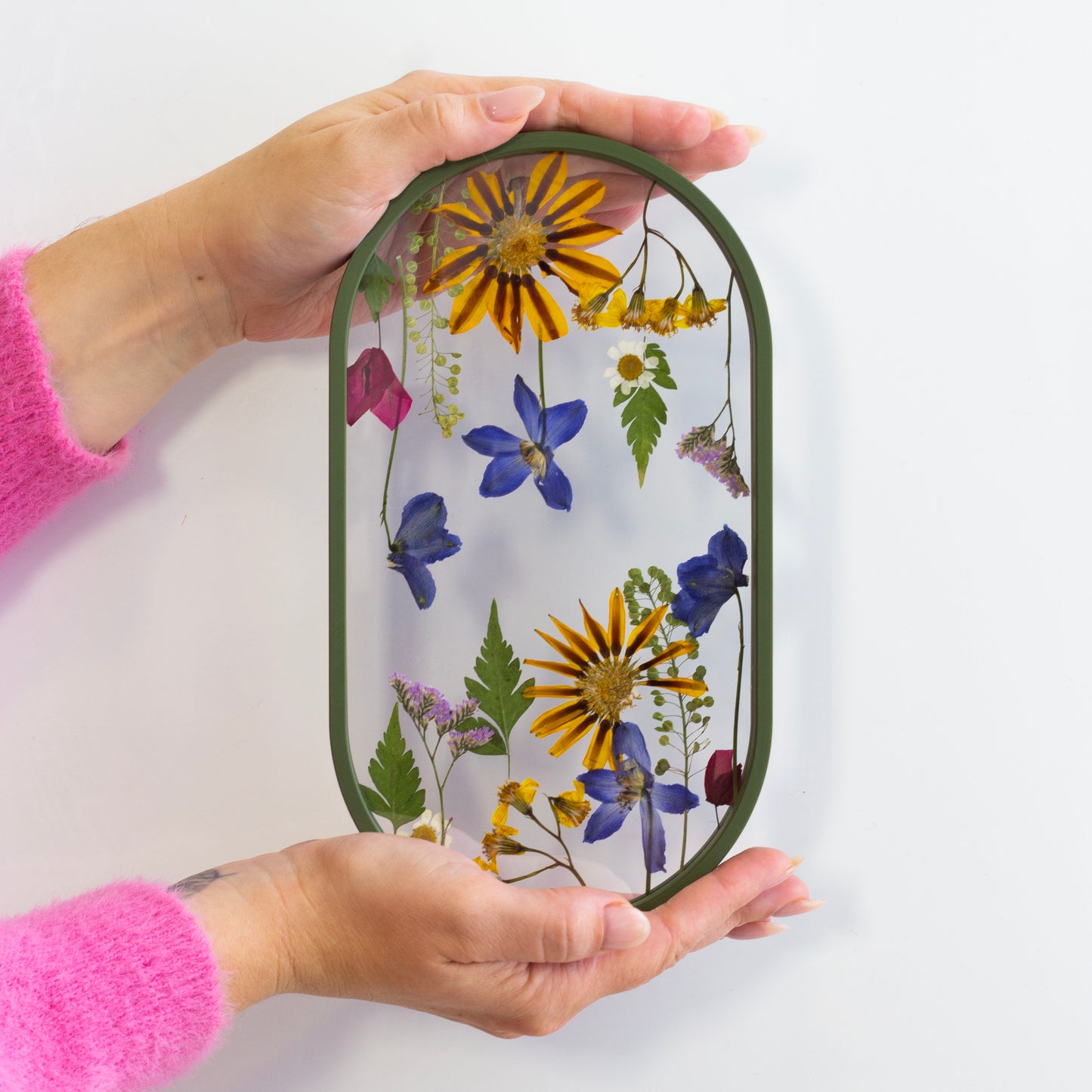 מסגרת פרחים מיובשים אובלית - ירוק זית