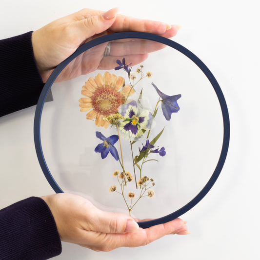 מסגרת פרחים מיובשים עגולה מדיום - כחול כהה