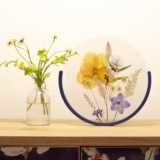 מסגרת פרחים מיובשים עגולה עומדת מדיום - כחול כהה